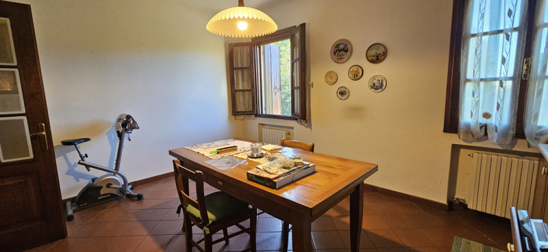 Scopri questa incantevole bifamiliare situata nel centro di Vescovana, a pochi passi dalla storic...