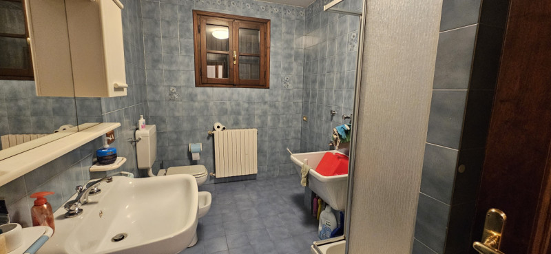 Scopri questa incantevole bifamiliare situata nel centro di Vescovana, a pochi passi dalla storic...