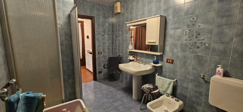 Scopri questa incantevole bifamiliare situata nel centro di Vescovana, a pochi passi dalla storic...