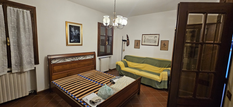 Scopri questa incantevole bifamiliare situata nel centro di Vescovana, a pochi passi dalla storic...