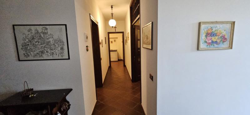 Scopri questa incantevole bifamiliare situata nel centro di Vescovana, a pochi passi dalla storic...