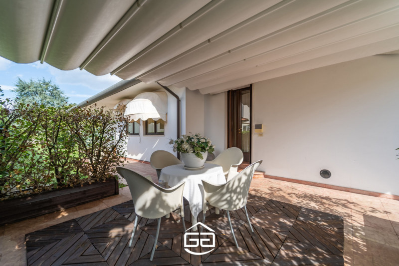 In posizione privilegiata nel cuore di Quinto Vicentino, proponiamo in vendita una splendida vill...