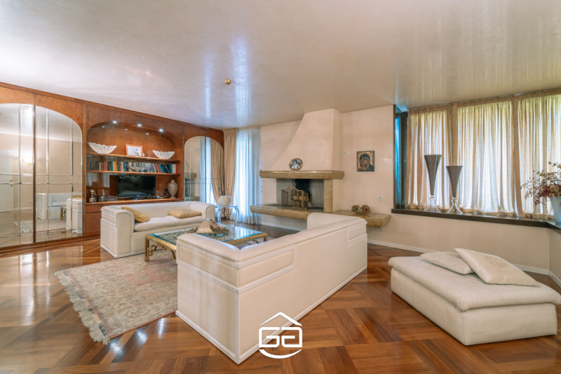 In posizione privilegiata nel cuore di Quinto Vicentino, proponiamo in vendita una splendida vill...