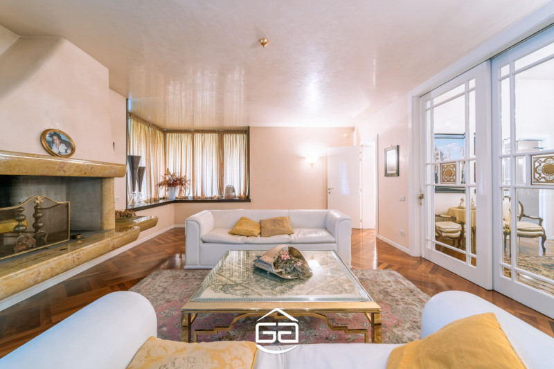 In posizione privilegiata nel cuore di Quinto Vicentino, proponiamo in vendita una splendida vill...