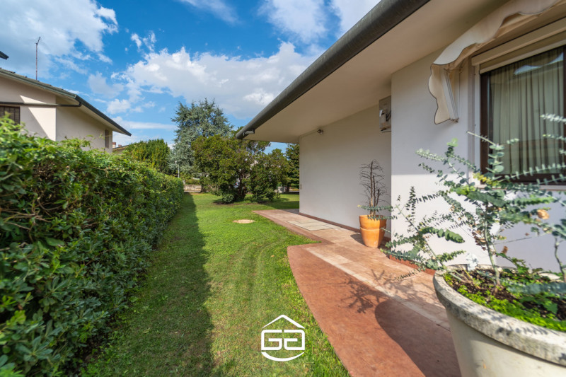 In posizione privilegiata nel cuore di Quinto Vicentino, proponiamo in vendita una splendida vill...