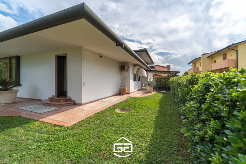 In posizione privilegiata nel cuore di Quinto Vicentino, proponiamo in vendita una splendida vill...