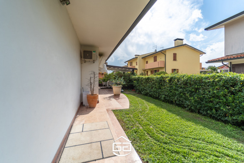 In posizione privilegiata nel cuore di Quinto Vicentino, proponiamo in vendita una splendida vill...