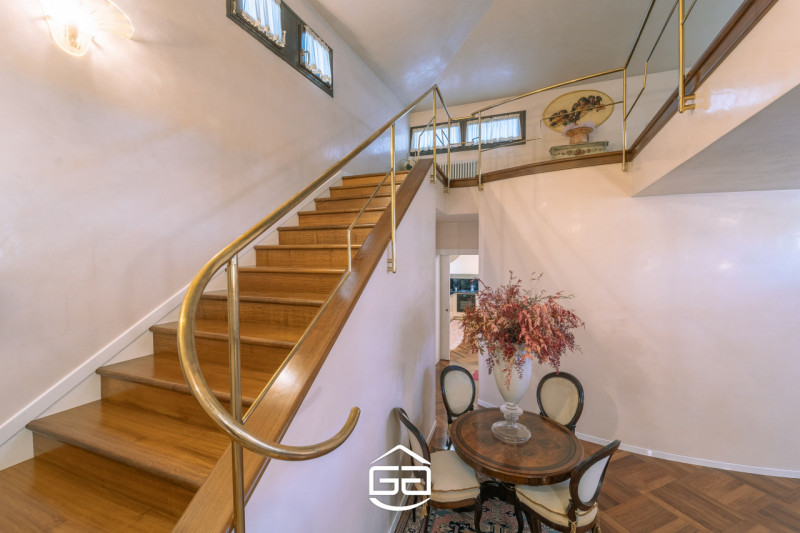 In posizione privilegiata nel cuore di Quinto Vicentino, proponiamo in vendita una splendida vill...