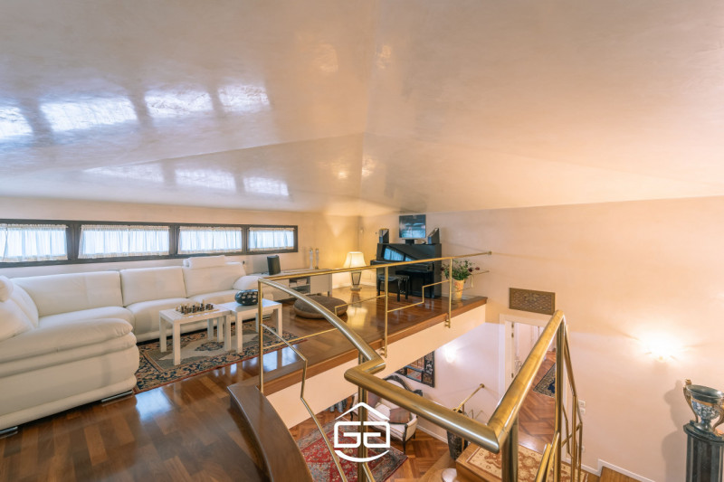 In posizione privilegiata nel cuore di Quinto Vicentino, proponiamo in vendita una splendida vill...