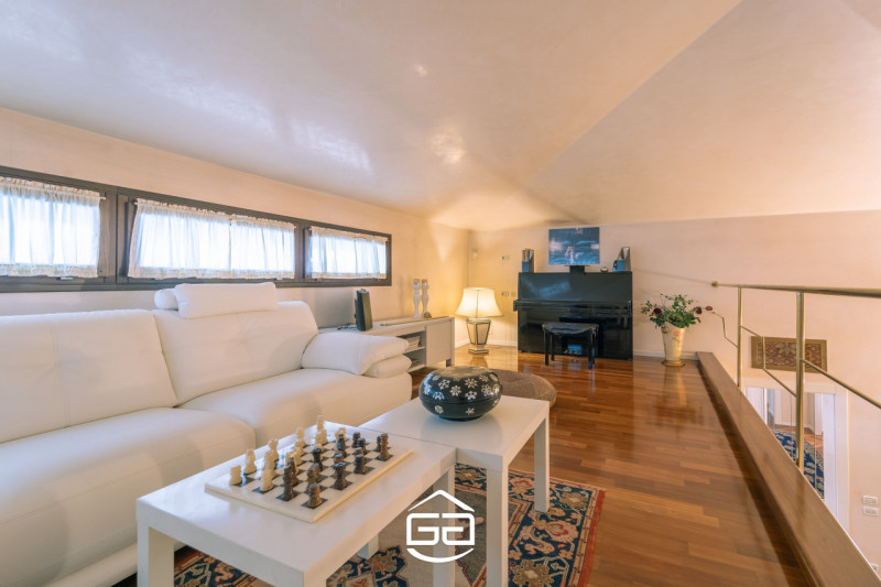 In posizione privilegiata nel cuore di Quinto Vicentino, proponiamo in vendita una splendida vill...