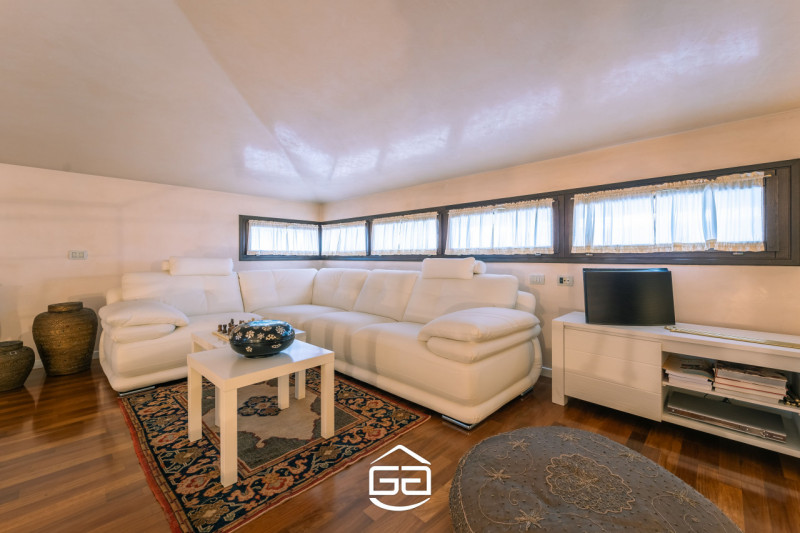 In posizione privilegiata nel cuore di Quinto Vicentino, proponiamo in vendita una splendida vill...