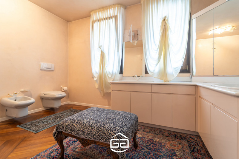 In posizione privilegiata nel cuore di Quinto Vicentino, proponiamo in vendita una splendida vill...