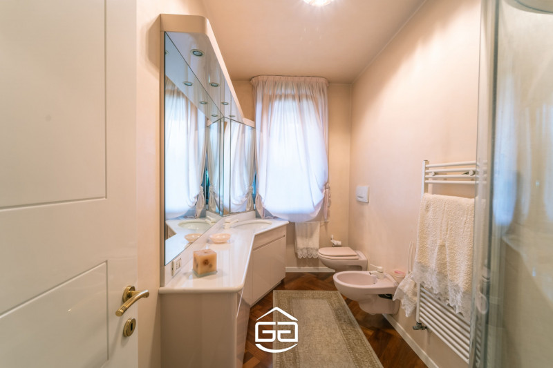 In posizione privilegiata nel cuore di Quinto Vicentino, proponiamo in vendita una splendida vill...