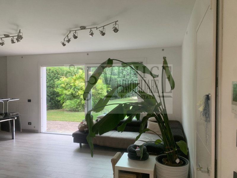 In vendita, nel cuore di Perarolo, proponiamo un'incantevole casa singola terratetto immersa in u...