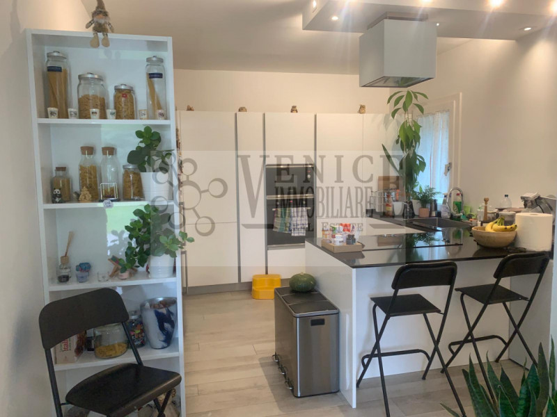 In vendita, nel cuore di Perarolo, proponiamo un'incantevole casa singola terratetto immersa in u...