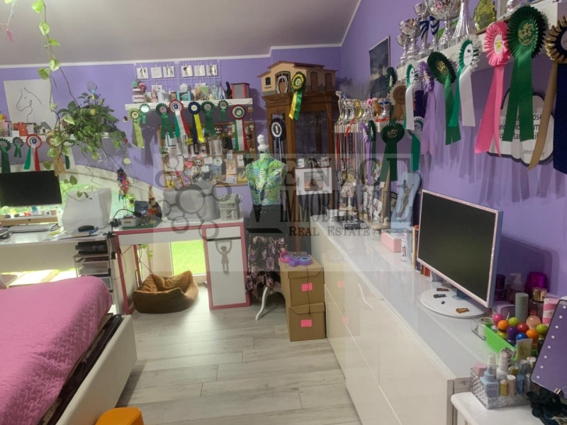 In vendita, nel cuore di Perarolo, proponiamo un'incantevole casa singola terratetto immersa in u...