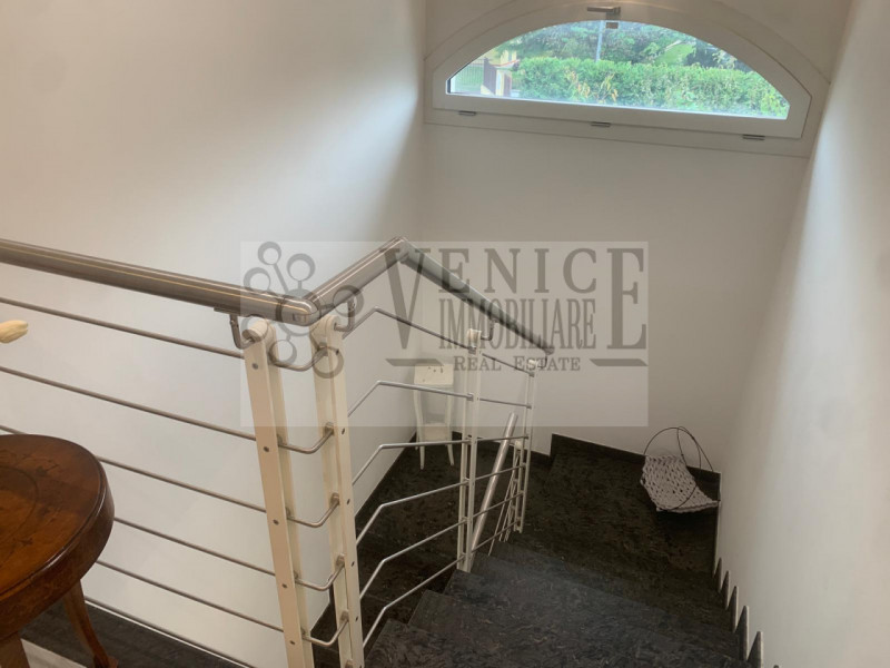 In vendita, nel cuore di Perarolo, proponiamo un'incantevole casa singola terratetto immersa in u...