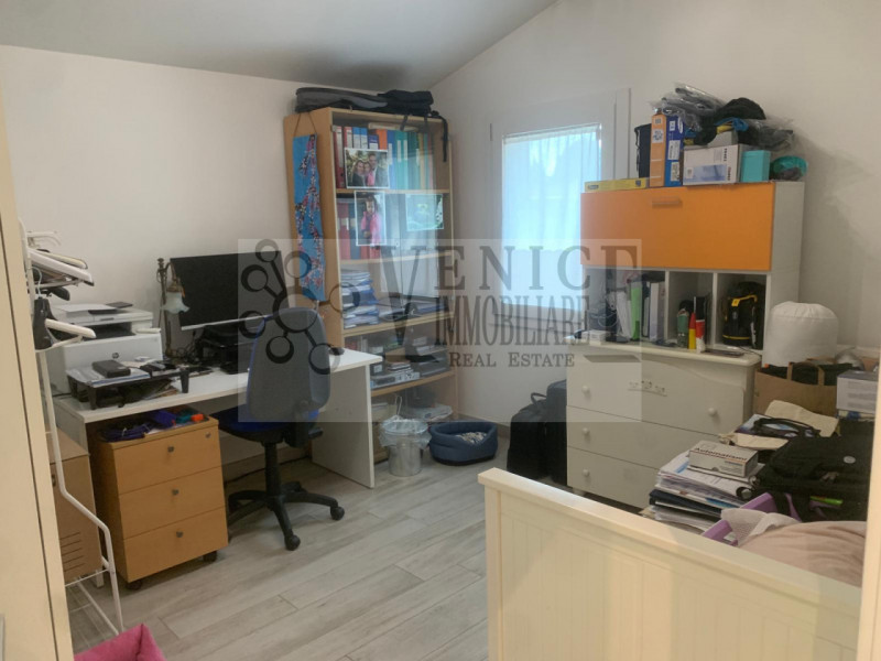 In vendita, nel cuore di Perarolo, proponiamo un'incantevole casa singola terratetto immersa in u...