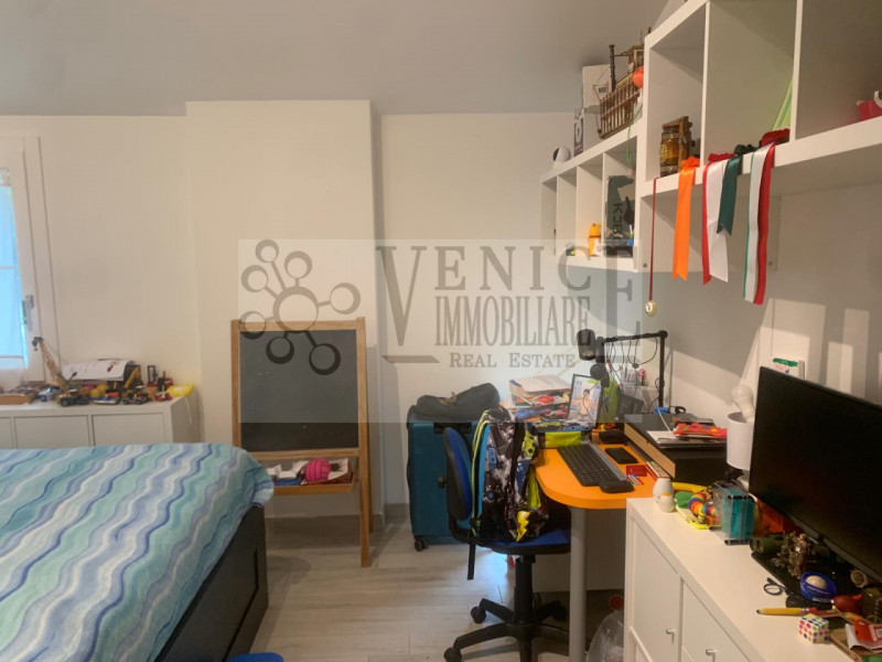 In vendita, nel cuore di Perarolo, proponiamo un'incantevole casa singola terratetto immersa in u...