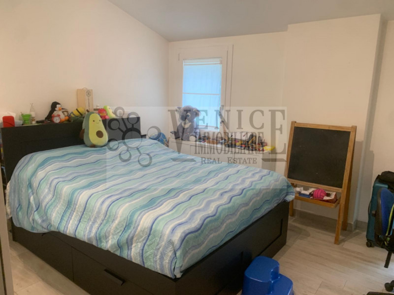 In vendita, nel cuore di Perarolo, proponiamo un'incantevole casa singola terratetto immersa in u...