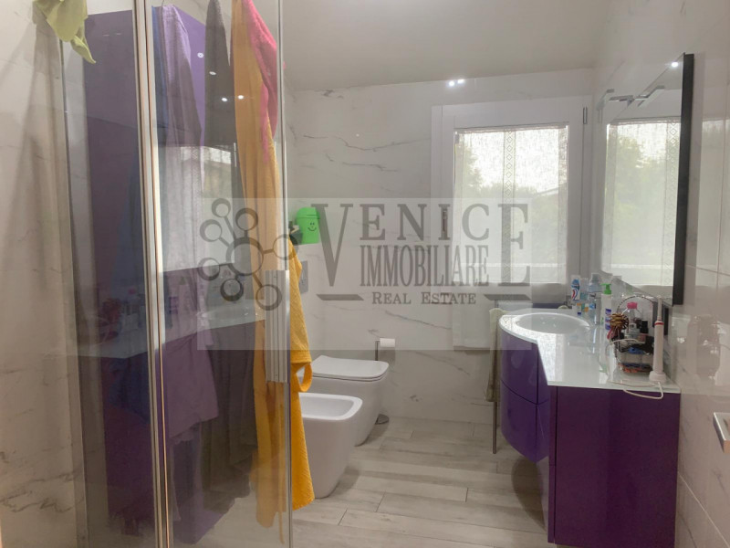 In vendita, nel cuore di Perarolo, proponiamo un'incantevole casa singola terratetto immersa in u...