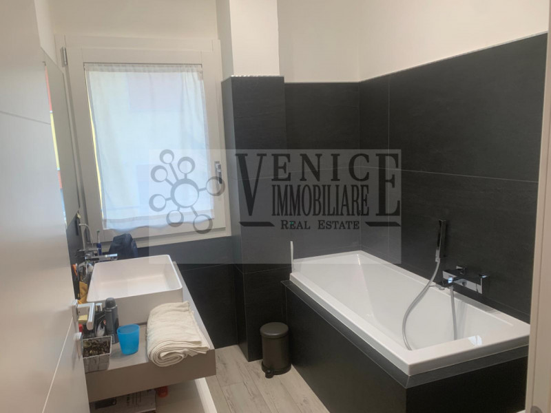 In vendita, nel cuore di Perarolo, proponiamo un'incantevole casa singola terratetto immersa in u...