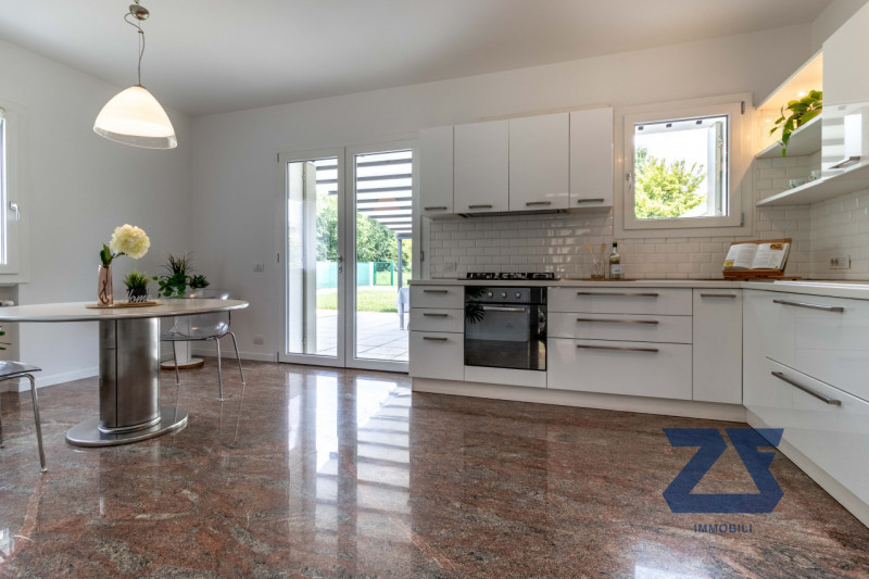 In vendita a Castelfranco Veneto - zona residenziale a due passi dal centro

Bifamiliare costruit...