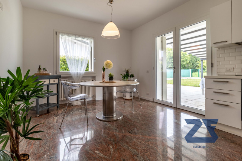 In vendita a Castelfranco Veneto - zona residenziale a due passi dal centro

Bifamiliare costruit...