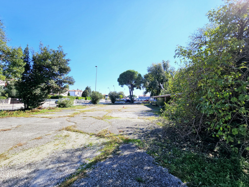 A Este, lungo la Strada Regionale 10 Padana Inferiore, principale arteria stradale locale, propon...