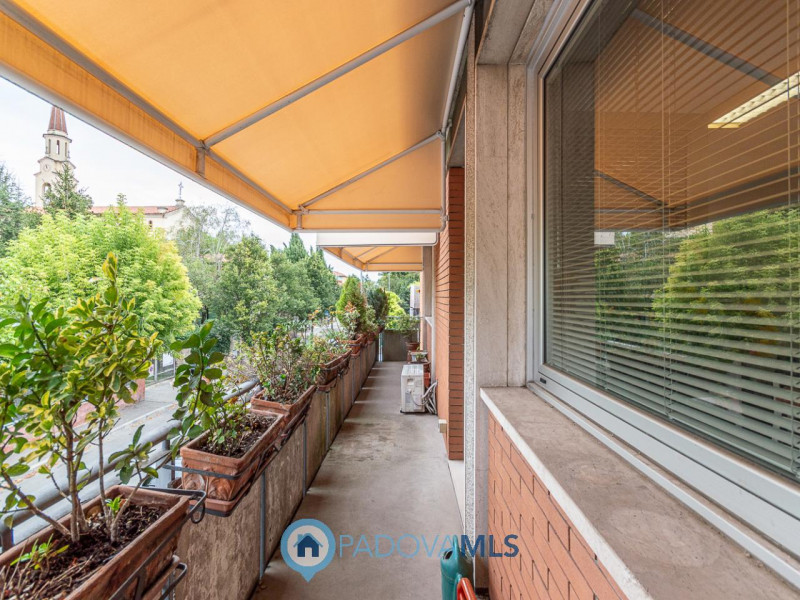 Immobile in esclusiva al Gruppo Padova MLS
Locale commerciale di 500 mq, disposto su tre livelli,...