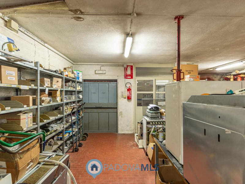 Immobile in esclusiva al Gruppo Padova MLS
Locale commerciale di 500 mq, disposto su tre livelli,...