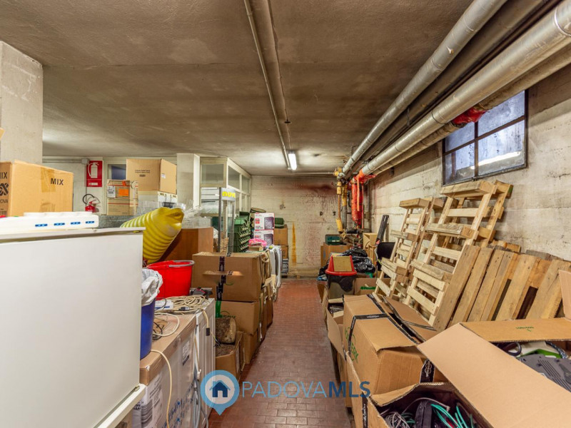 Immobile in esclusiva al Gruppo Padova MLS
Locale commerciale di 500 mq, disposto su tre livelli,...
