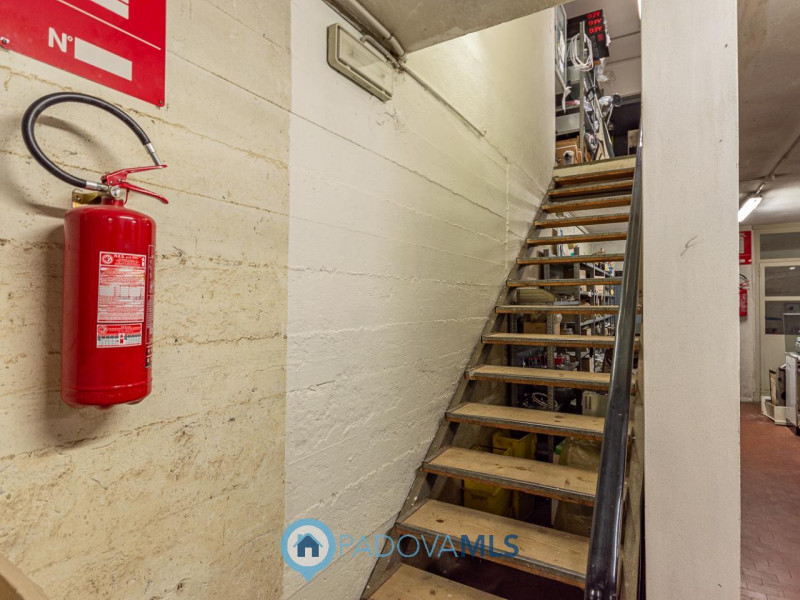 Immobile in esclusiva al Gruppo Padova MLS
Locale commerciale di 500 mq, disposto su tre livelli,...