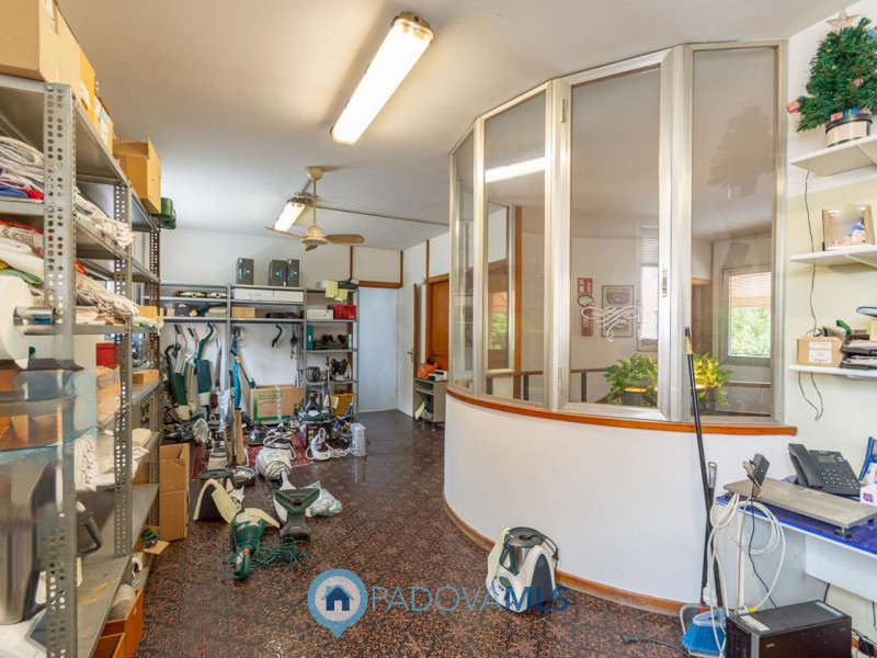 Immobile in esclusiva al Gruppo Padova MLS
Locale commerciale di 500 mq, disposto su tre livelli,...