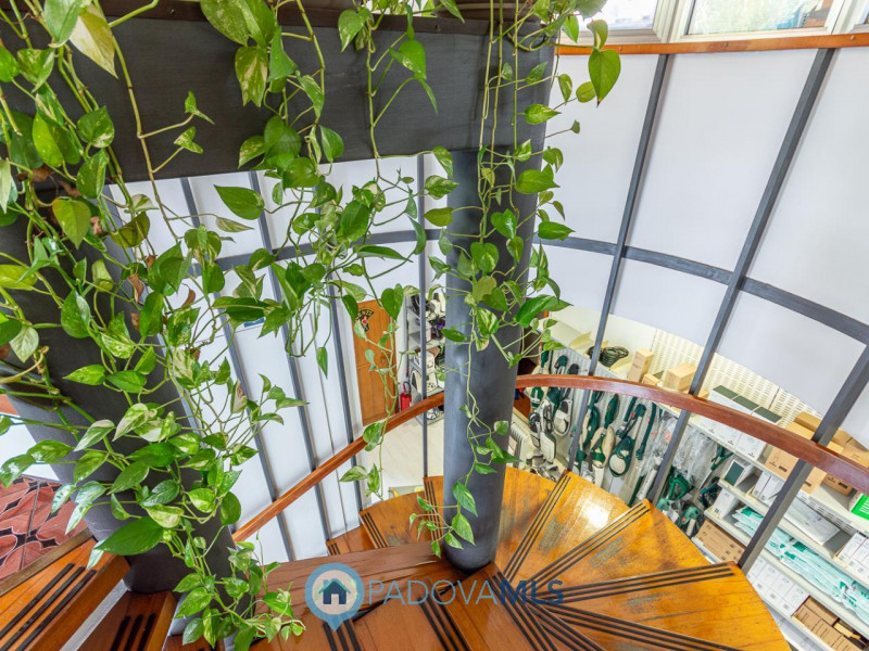 Immobile in esclusiva al Gruppo Padova MLS
Locale commerciale di 500 mq, disposto su tre livelli,...