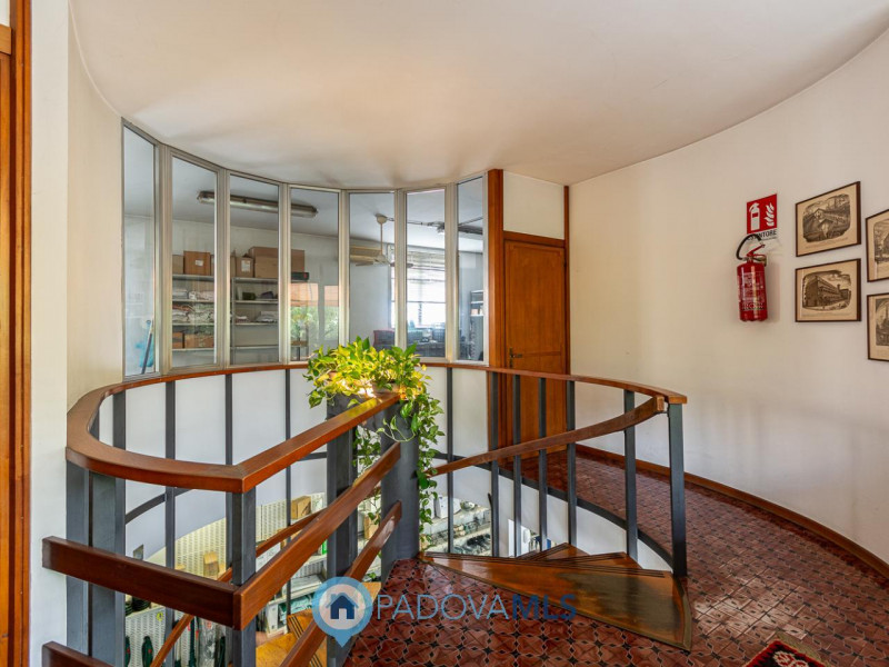 Immobile in esclusiva al Gruppo Padova MLS
Locale commerciale di 500 mq, disposto su tre livelli,...