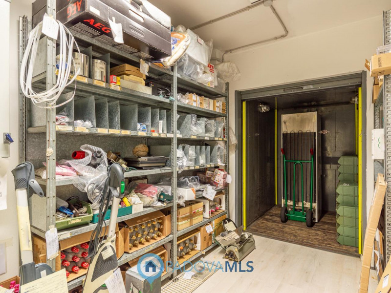 Immobile in esclusiva al Gruppo Padova MLS
Locale commerciale di 500 mq, disposto su tre livelli,...
