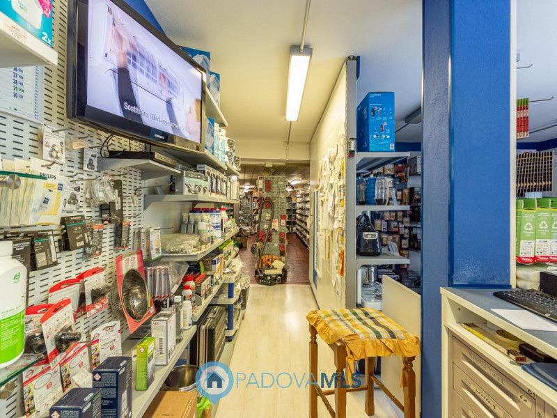 Immobile in esclusiva al Gruppo Padova MLS
Locale commerciale di 500 mq, disposto su tre livelli,...