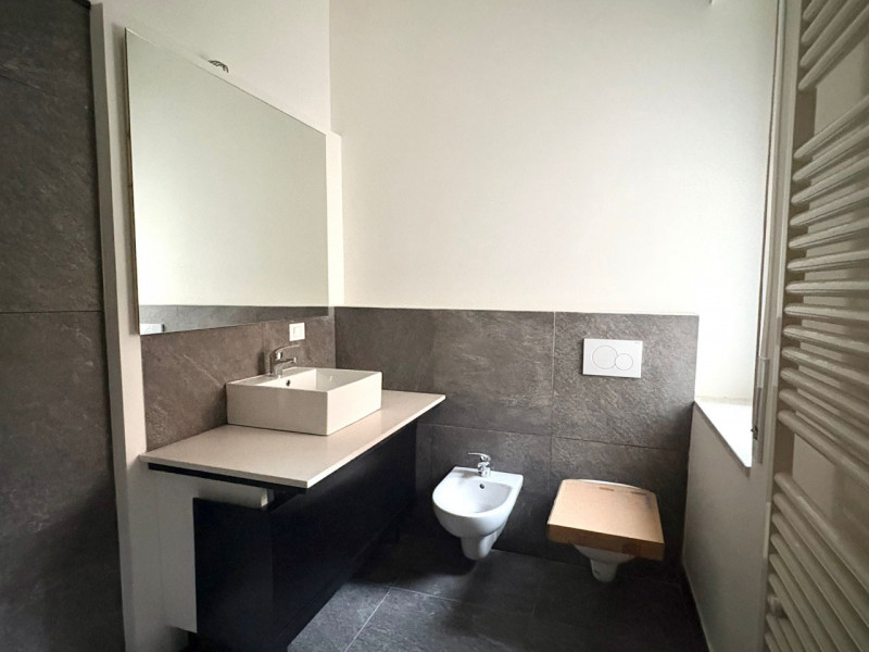 A pochi passi dal cuore di Vicenza, in una zona comoda all'università e principali servizi, propo...