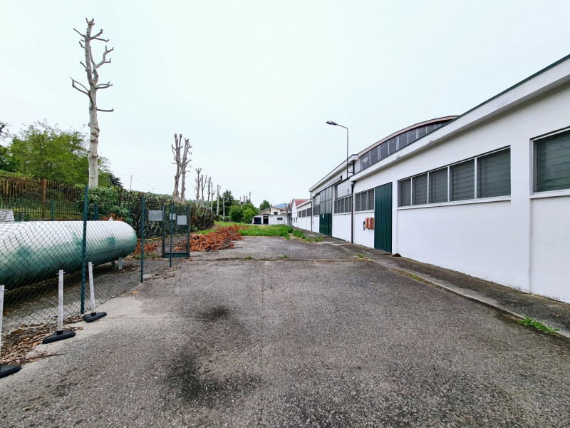 A Baone, proponiamo in locazione ampio capannone di circa 2800 mq, a indirizzo industriale, con p...