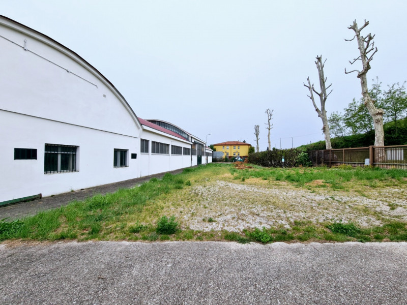 A Baone, proponiamo in locazione ampio capannone di circa 2800 mq, a indirizzo industriale, con p...