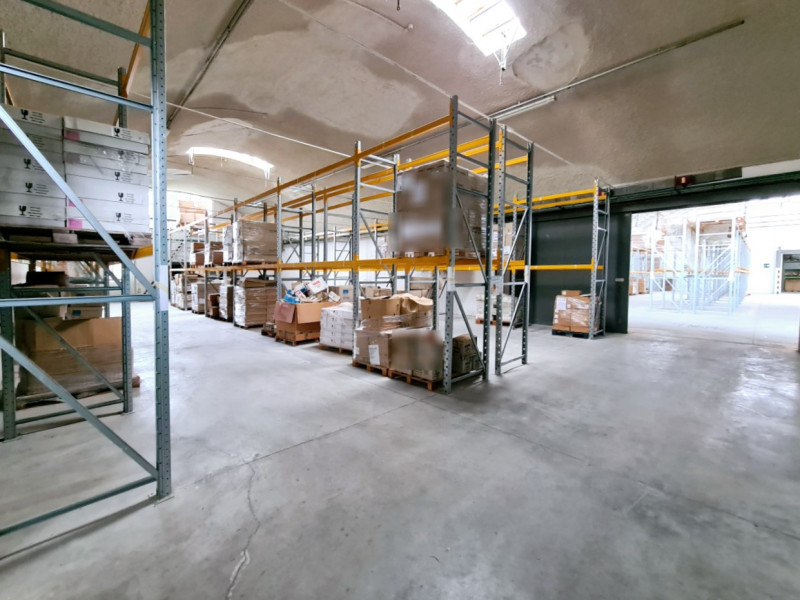 A Baone, proponiamo in locazione ampio capannone di circa 2800 mq, a indirizzo industriale, con p...