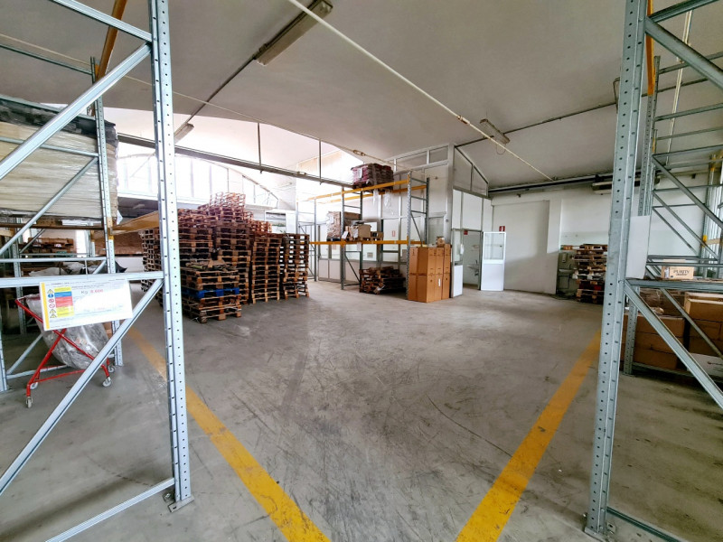 A Baone, proponiamo in locazione ampio capannone di circa 2800 mq, a indirizzo industriale, con p...