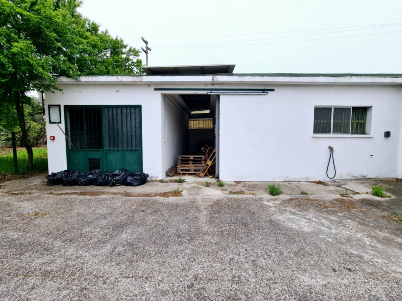 A Baone, proponiamo in locazione ampio capannone di circa 2800 mq, a indirizzo industriale, con p...