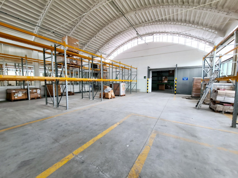 A Baone, proponiamo in locazione ampio capannone di circa 2800 mq, a indirizzo industriale, con p...