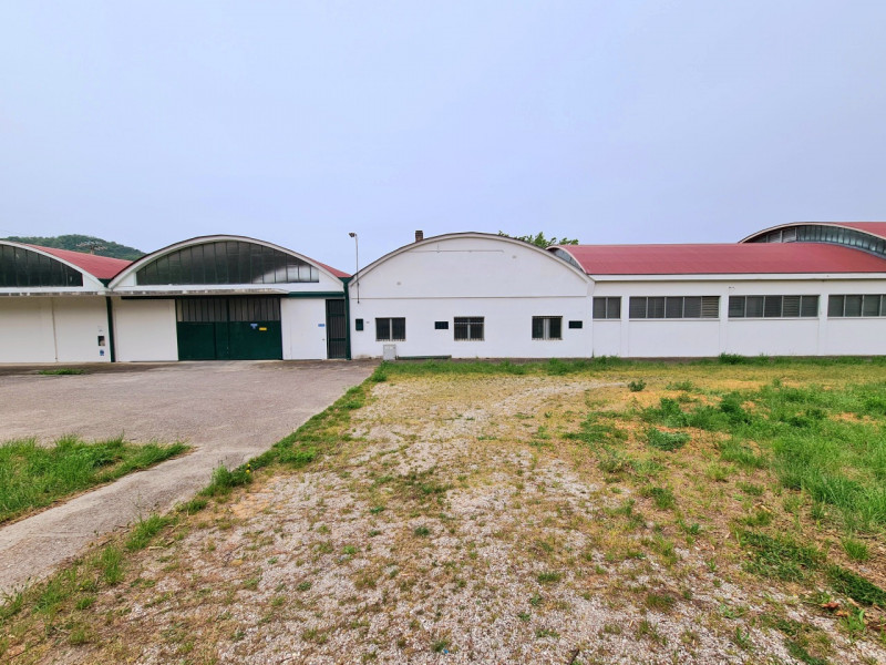 A Baone, proponiamo in locazione ampio capannone di circa 2800 mq, a indirizzo industriale, con p...