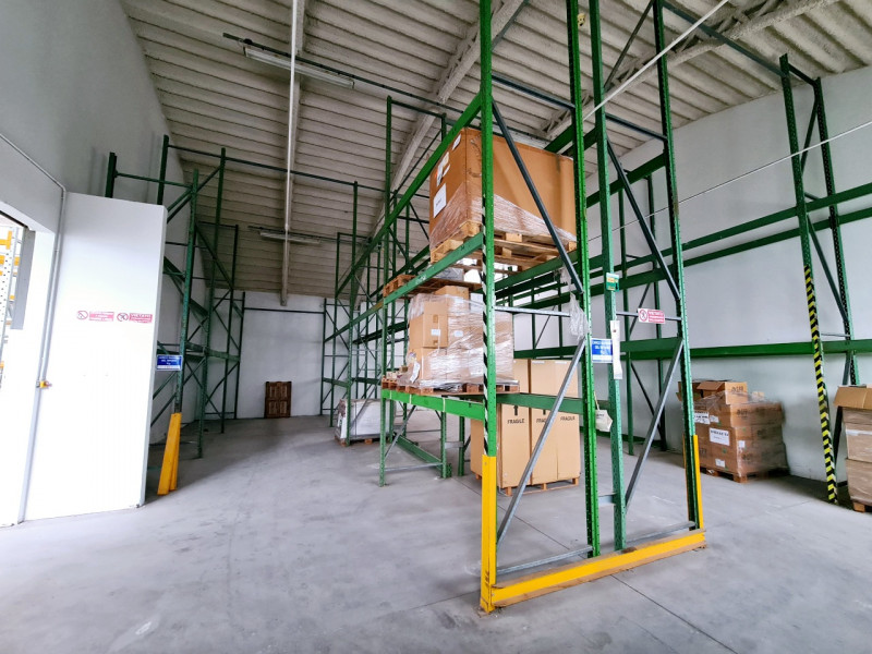 A Baone, proponiamo in locazione ampio capannone di circa 2800 mq, a indirizzo industriale, con p...