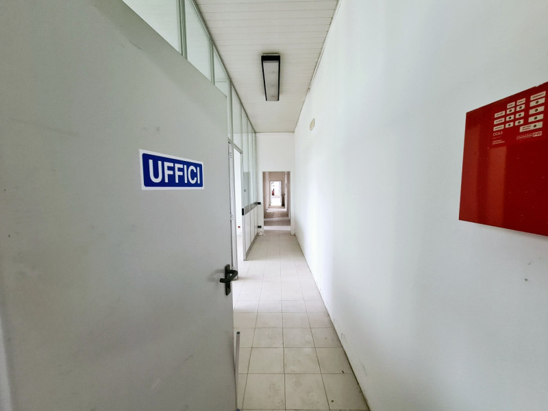 A Baone, proponiamo in locazione ampio capannone di circa 2800 mq, a indirizzo industriale, con p...