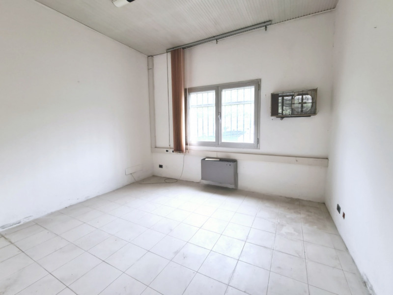 A Baone, proponiamo in locazione ampio capannone di circa 2800 mq, a indirizzo industriale, con p...