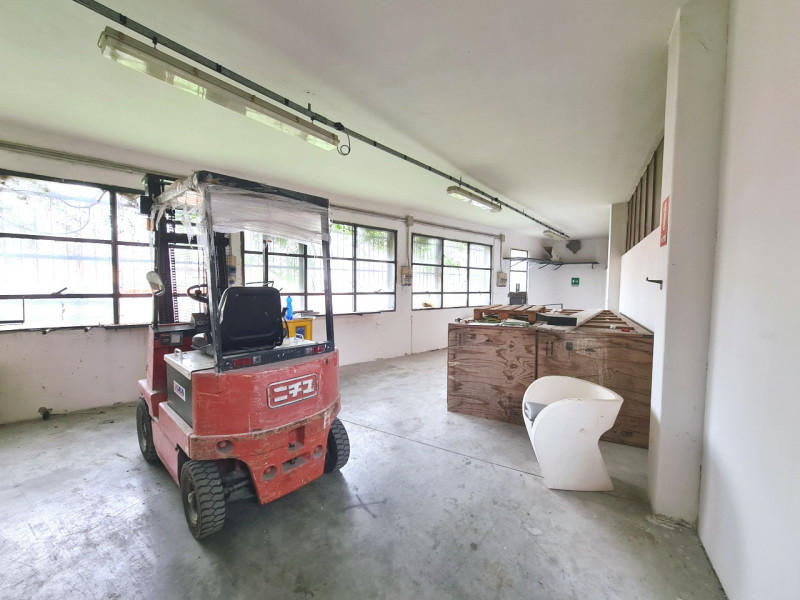 A Baone, proponiamo in locazione ampio capannone di circa 2800 mq, a indirizzo industriale, con p...